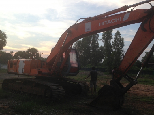 HITACHI EX 200-3 เอกสารเล่มทะเบียนครบ ระบบไฟฟ้าหน้าจอครบปกติดีไม่มีปัญหา เครื่องเดิมปั๊มเดิมแห้งดีทั้งคัน ภายในเก๋งสะอาดคอนโทรลง่าย ช่วงล่างแน่นดีประมาณ 70\% พร้อมทำงานได้เลย ราคาต่อรองได้นะครับ