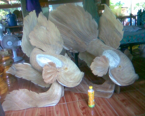 ปลากัดจีนแกะสลักจากตอไม้สักทอง