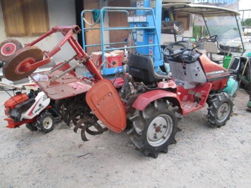 รหัสสินค้า :13001195  รถพรวนดินนั่งขับ HONDA รถสุดฮิตมาเร็วไปเร็ว สภาพสวยอุปกรณ์ติดมาพร้อม ยางดอกเต็ม สภาพ 80\% พร้อมใช้งาน