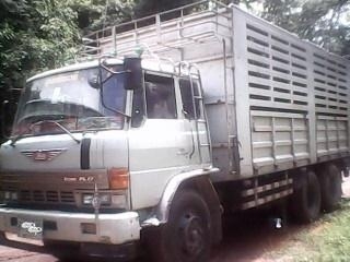 HINO F17 - 168 HP EH700 สิบล้อเพลาเดียว กระบะเหล็กคอกเกษตรความยาว 6.20 เมตรสภาพสวย เครื่องแห้งแรงดี หัวเก๋งบางเดิมดีภายในคอนโซลครบพร้อม พวงมาลัยเพาเวอร์ เบรคทริ๊ปฟี้ ช่วงล่างคัชซีไม่มีบวม ยางสภาพดี 10 เส้นประมาณ 70\% พร้อมบรรทุกพร้อมใช้งาน เอกสารทะเบียนครบ