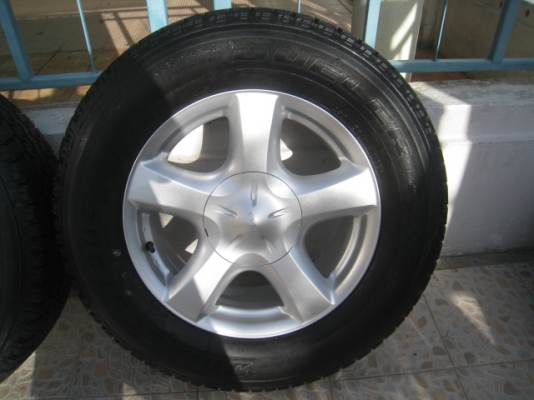 ขายล้อแม็ก All New Isuzu d-max 17"x7" et33 6รู139 +ยางปี 1513 ครับ  (081-3747940)
