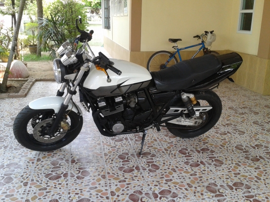 คุ้มโคตรๆ โอกาสทองมีไม่บ่อยครับ รีบๆนะครับ สภาพดีพร้อมใชังาน หาราคานี้ไม่มีแล้ว  ขายในราคา65,500ครับ xjr 400 ปี97 อินวอย สรรพสามิตรแท้  ขับกลับบ้านได้เลยคั