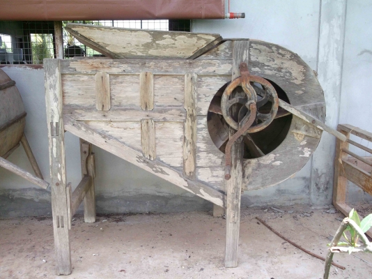 เครื่องวีข้าว ไม้สัก 2 ตัว 4,000 เท่านั้น เครื่องวีข้าว ไม้สัก 2 ตัว 4,000 เท่านั้น