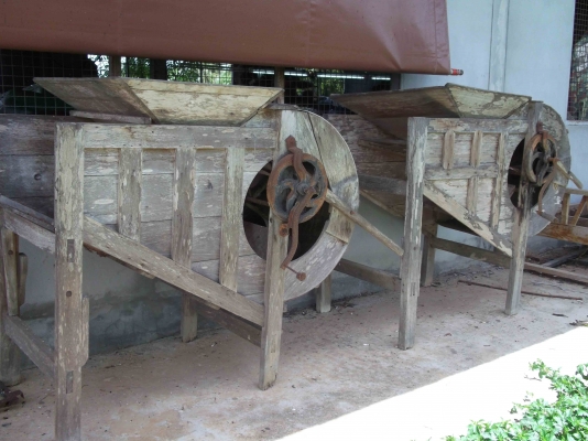 เครื่องวีข้าว ไม้สัก 2 ตัว 4,000 เท่านั้น