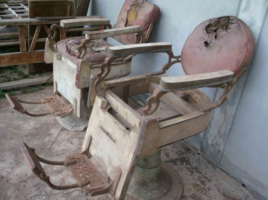 เก้าอี้ตัดผมโบราณ 2 ตัว ขายพี่ พงษ์ แล้ว