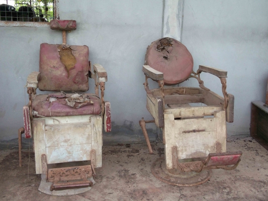 เก้าอี้ตัดผมโบราณ 2 ตัว ขายพี่ พงษ์ แล้ว