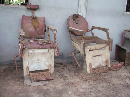 เก้าอี้ตัดผมโบราณ 2 ตัว ขายพี่ พงษ์ แล้ว