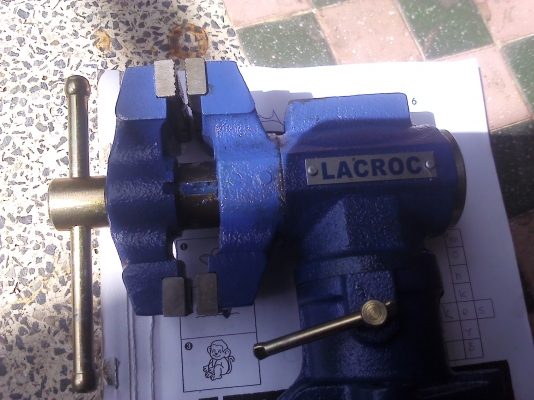 ปากากาจับชิ้นงานของ USA .ปากหมุนได้สองด้านขนาด3 นิ้วและ2นิ้ว แข็งแรงหมุนได้ทุกจุดปรับเปลี่ยนองศาง่าย