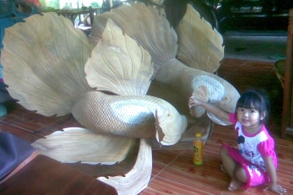 ปลากัดจีนแกะสลักจากตอไม้สักทอง