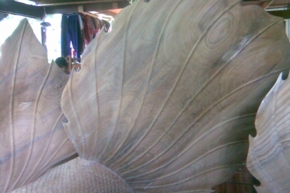 ปลากัดจีนแกะสลักจากตอไม้สักทอง