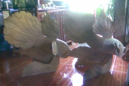 ปลากัดจีนแกะสลักจากตอไม้สักทอง