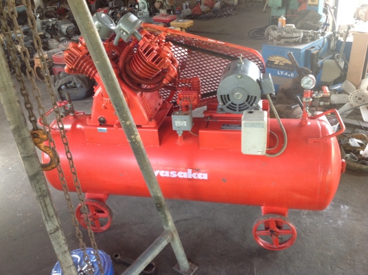 ขายเครื่องปั้มลมเก่าญี่ปุ่นยี่ห้อ  EARTH FUJI ขนาด 5 แรง 4 สูบทูสเตด รุ่นใหม่ถัง260 ลิตร ไฟ 380 V สภาพสวยมากๆพร้อมใช้งาน