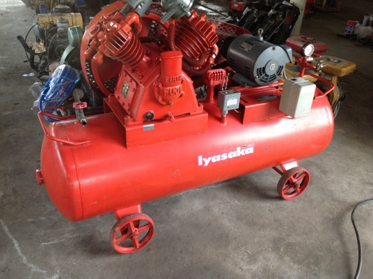 ขายเครื่องปั้มลมเก่าญี่ปุ่นยี่ห้อ  EARTH FUJI ขนาด 5 แรง 4 สูบทูสเตด รุ่นใหม่ถัง260 ลิตร ไฟ 380 V สภาพสวยมากๆพร้อมใช้งาน