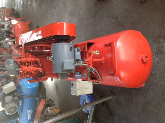 ขายเครื่องปั้มลมเก่าญี่ปุ่นยี่ห้อ  EARTH FUJI ขนาด 5 แรง 4 สูบทูสเตด รุ่นใหม่ถัง260 ลิตร ไฟ 380 V สภาพสวยมากๆพร้อมใช้งาน