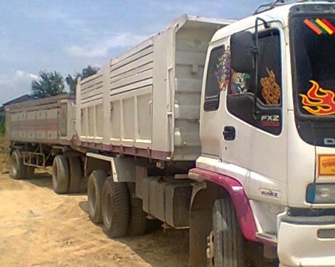 ขายดาวน์รถ 18 ล้อดัมพ์พ่วงแม่-ลูก ISUZU DECA 270 ปี 2549 ลูกพ่วงดัมพ์ซุ่นชัยนครปฐม 2 คาน ขายดาวน์ 900000 ผ่อนต่อ 51400 X 34 = 1747600 ราคารวม 2647600 รถวิ่งไป 200000 กิโลเมตร สภาพยางผ้าใบบริดส์โตน 95\% ถ้าจะเอารถ ISUZU ROCKY 210 หรือ 240 มาเทินร์แลกเปลี่ยน