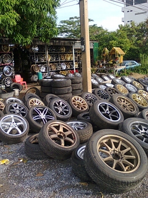 ขายยาง 235 40 18 265 35 18 1ชุดใหม่ 11800 0806260417