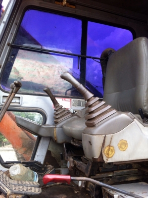 HITACHI EX 200-2 เอกสารเล่มทะเบียนครบ เครื่องเดิมปั๊มเดิมแห้งดีแรงดี ทำงานไม่โหลด ภายในเก๋งสะอาด แอร์เย็น ไฟฟ้าหน้าจอครบพร้อม ภายนอกบูมอาร์มสวยไม่มีปะไม่มีดาม ช่วงล่างสภาพดี 70\% พร้อมใช้งานได้เลย ราคาต่อรองได้ครับ