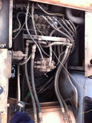 HITACHI EX 200-2 เอกสารเล่มทะเบียนครบ เครื่องเดิมปั๊มเดิมแห้งดีแรงดี ทำงานไม่โหลด ภายในเก๋งสะอาด แอร์เย็น ไฟฟ้าหน้าจอครบพร้อม ภายนอกบูมอาร์มสวยไม่มีปะไม่มีดาม ช่วงล่างสภาพดี 70\% พร้อมใช้งานได้เลย ราคาต่อรองได้ครับ