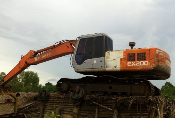HITACHI EX 200-2 เอกสารเล่มทะเบียนครบ เครื่องเดิมปั๊มเดิมแห้งดีแรงดี ทำงานไม่โหลด ภายในเก๋งสะอาด แอร์เย็น ไฟฟ้าหน้าจอครบพร้อม ภายนอกบูมอาร์มสวยไม่มีปะไม่มีดาม ช่วงล่างสภาพดี 70\% พร้อมใช้งานได้เลย ราคาต่อรองได้ครับ