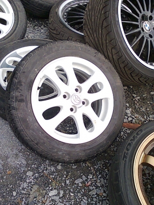 ขายล้อ YARIS ตัวพิเศษพร้อมยางปี13 14500  0806260417 เล็กครับ