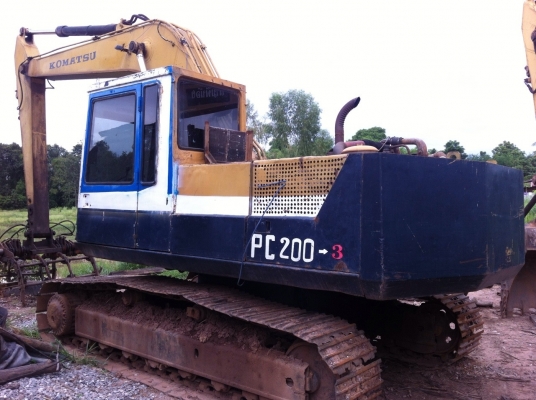 KOMATSU PC 200-3 รถบอดี้สวยพร้อมใช้งาน เครื่องเดิมๆปั๊มเดิมแห้งดีแรงดี ทำงานเร็วไม่มีโหลด ภายในเก๋งสวยคอนโทรลยาว แอร์เย็น ภายนอกบูมอาร์มสวยไม่มีปะ ช่วงล่างสภาพดี 60\% พร้อมใช้งาน เอกสารสัญญาซื้อขาย ราคาต่อรองได้ครับ