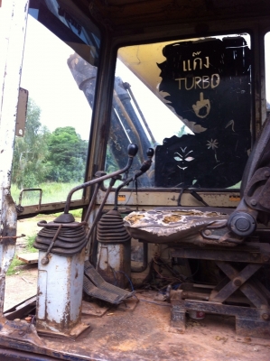 KOMATSU PC 200-3 รถบอดี้สวยพร้อมใช้งาน เครื่องเดิมๆปั๊มเดิมแห้งดีแรงดี ทำงานเร็วไม่มีโหลด ภายในเก๋งสวยคอนโทรลยาว แอร์เย็น ภายนอกบูมอาร์มสวยไม่มีปะ ช่วงล่างสภาพดี 60\% พร้อมใช้งาน เอกสารสัญญาซื้อขาย ราคาต่อรองได้ครับ