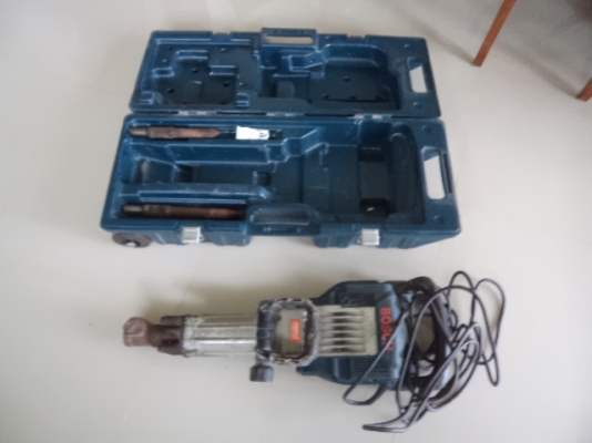 ขายเครื่องสกัดคอนกรีต Bosch gsh 16-30 professional ของแท้ 100 \%       ข้อมูลทางเทคนิคเครื่องสกัดคอนกรีต Bosch GSH 16-30 (1750w.)   	   - กำลังไฟเข้าพิกัด 	 1750 W  - แรงกระแทก 	 45 J  - อัตรากระแทกที่ความเร็วพิกัด 	 1300 ครั้ง/นาที  - น้ำหนักไม่รวมสายไฟ