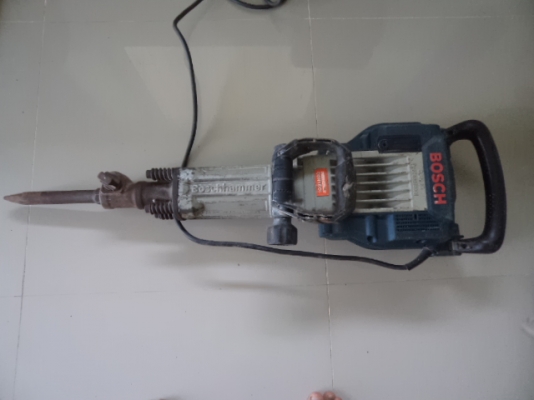 ขายเครื่องสกัดคอนกรีต Bosch gsh 16-30 professional ของแท้ 100 \%       ข้อมูลทางเทคนิคเครื่องสกัดคอนกรีต Bosch GSH 16-30 (1750w.)   	   - กำลังไฟเข้าพิกัด 	 1750 W  - แรงกระแทก 	 45 J  - อัตรากระแทกที่ความเร็วพิกัด 	 1300 ครั้ง/นาที  - น้ำหนักไม่รวมสายไฟ