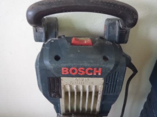 ขายเครื่องสกัดคอนกรีต Bosch gsh 16-30 professional ของแท้ 100 \%       ข้อมูลทางเทคนิคเครื่องสกัดคอนกรีต Bosch GSH 16-30 (1750w.)   	   - กำลังไฟเข้าพิกัด 	 1750 W  - แรงกระแทก 	 45 J  - อัตรากระแทกที่ความเร็วพิกัด 	 1300 ครั้ง/นาที  - น้ำหนักไม่รวมสายไฟ