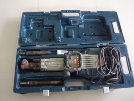 ขายเครื่องสกัดคอนกรีต Bosch gsh 16-30 professional ของแท้ 100 \%       ข้อมูลทางเทคนิคเครื่องสกัดคอนกรีต Bosch GSH 16-30 (1750w.)   	   - กำลังไฟเข้าพิกัด 	 1750 W  - แรงกระแทก 	 45 J  - อัตรากระแทกที่ความเร็วพิกัด 	 1300 ครั้ง/นาที  - น้ำหนักไม่รวมสายไฟ