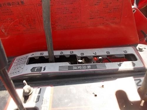 รหัสสินค้า :13001004 รถเกี่ยวข้าวนั่งขับ สภาพสวยพร้อมใช้งาน พร้อมที่นวดข้าวเป็นข้าวเปลือก ที่ตัด 2 แถว สามารถปรับที่เกี่ยวขึ้นลงได้ เกี่ยวง่าย