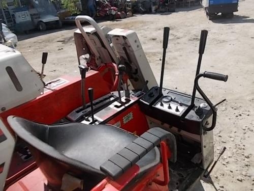 รหัสสินค้า :13001004 รถเกี่ยวข้าวนั่งขับ สภาพสวยพร้อมใช้งาน พร้อมที่นวดข้าวเป็นข้าวเปลือก ที่ตัด 2 แถว สามารถปรับที่เกี่ยวขึ้นลงได้ เกี่ยวง่าย