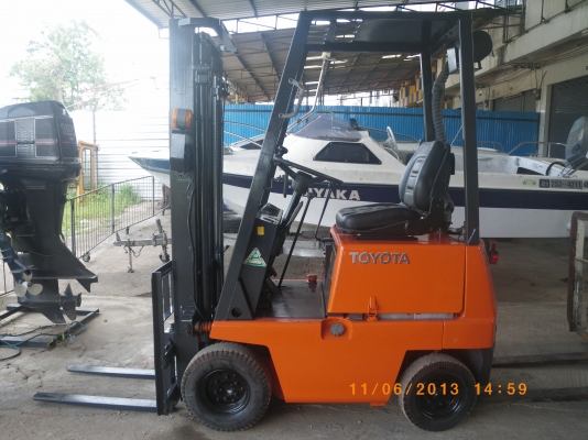 Toyota 700กิโล เครื่องดีเซล 4สูบ เสาลิฟท์กระบอกคู่ ยกสูง3เมตร