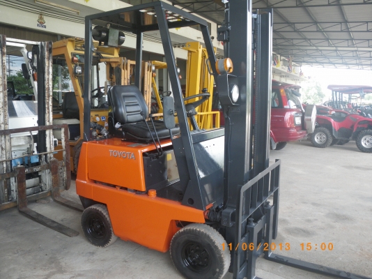 Toyota 700กิโล เครื่องดีเซล 4สูบ เสาลิฟท์กระบอกคู่ ยกสูง3เมตร Toyota 700กิโล เครื่องดีเซล 4สูบ เสาลิฟท์กระบอกคู่ ยกสูง3เมตร