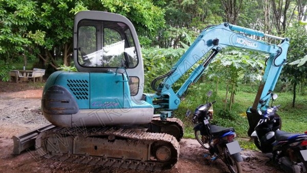 รถแบคโฮ ยี่ห้อ KOBELCO รุ่น COUPE 045 มีใบมีดดันหน้า
