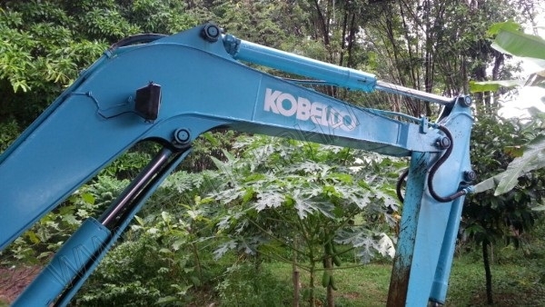รถแบคโฮ ยี่ห้อ KOBELCO รุ่น COUPE 045 มีใบมีดดันหน้า