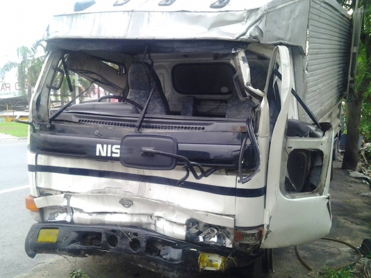 ขายซาก Nissan Atlas เครื่องTD27 พวงมาลัยเพาเวอร์ เครื่องเกรียไม่เป็นไร