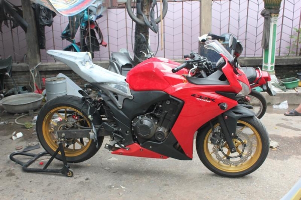 ขายแฟริ้งแต่งcbr500R CBR250R ราคา2500 โทร0883745640 คับ