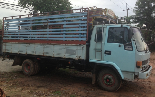 ISUZU ROCKY 175 HP 6BG1 รถบรรทุก 6 ล้อ กระบะเหล็กคอกไม้ความยาว 5.50 เมตรสภาพอย่างสวย เครื่องส้มแห้งดีแรงดีไม่มีเยิ้ม หัวเก๋งบางเดิมดีไม่มีผุกร่อน ภายในคอนโซลเรือนไมล์ครบพร้อม พวงมาลัยเพาเวอร์ ระบบเบรคทริ๊ปฟี้ ช่วงล่างใหญ่คัชซีสวยมากๆ ยาง 8.25 ขอบ 16 สภาพด