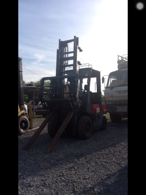 ขายถูก รถฟอร์คลิฟต์ nissan 2.5 ตัน เสา4เมตร หิ๊งหน้า