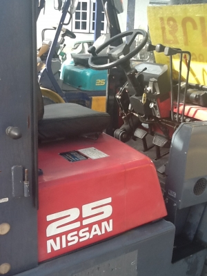 ขายถูก รถฟอร์คลิฟต์ nissan 2.5 ตัน เสา4เมตร หิ๊งหน้า