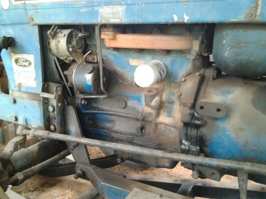 FORD 77 เครื่อง T1 อุปกรณ์ครบครัน มีใบมีดดันหน้า ผานพรวนดิน 3 ผานพรวนดิน 7 และหางโรยขี้ไก่ สภาพดีทุกชิ้นพร้อมใช้งาน เครื่องแน่นแรงดีแห้งดีทั้งคันไม่มีแตกซึ่ม ช่วงล่างยางสภาพดี 60\% พร้อมทำงานได้เลย เอกสารเล่มทะเบียนครบ ราคาต่อรองได้ครับ