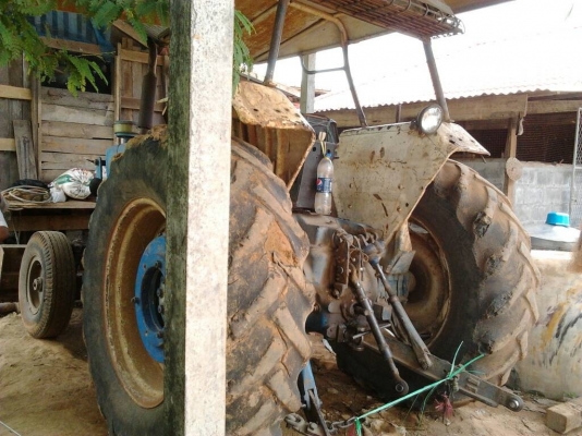 FORD 77 เครื่อง T1 อุปกรณ์ครบครัน มีใบมีดดันหน้า ผานพรวนดิน 3 ผานพรวนดิน 7 และหางโรยขี้ไก่ สภาพดีทุกชิ้นพร้อมใช้งาน เครื่องแน่นแรงดีแห้งดีทั้งคันไม่มีแตกซึ่ม ช่วงล่างยางสภาพดี 60\% พร้อมทำงานได้เลย เอกสารเล่มทะเบียนครบ ราคาต่อรองได้ครับ