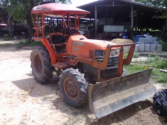 ขายรถถไถ KUBOTA    สภาพพร้อมใช้งาน เครื่องดีมากๆ พร้อมอุปกรณ์ตามรูปครับ