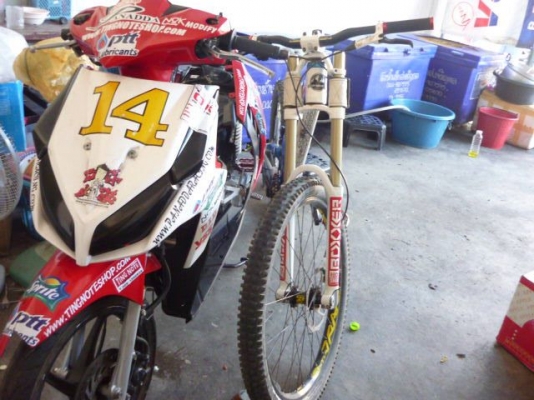 รถฮอนด้า click หัวฉีด เป็นรถสนามไม่แต่งเครื่อง ของแต่งเพียบ .มีทะเบียน รถฮอนด้า click หัวฉีด เป็นรถสนามไม่แต่งเครื่อง ของแต่งเพียบ .มีทะเบียน