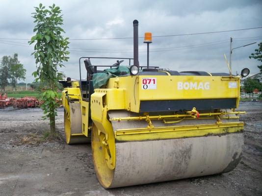 ประกาศขาย รถบดอัดสั่นสะเทือน
