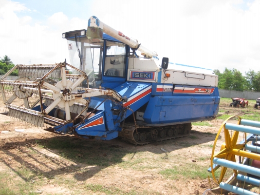 รถเกี่ยวข้าว ISEKI 75แรง rice reaper ISEKI ประหยัดค่าแรงงาน