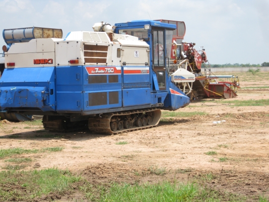 รถเกี่ยวข้าว ISEKI 75แรง rice reaper ISEKI ประหยัดค่าแรงงาน