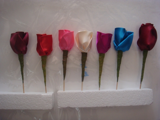 ขายและ รับทำดอกกุหลาบผ้าไหม ทุกสี ดอกละ12บาท  จัดส่งทั่วประเทศ