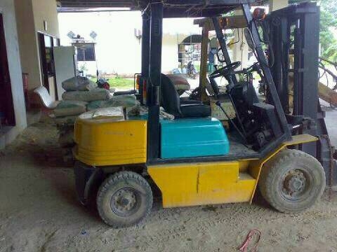 โกมัสสุ 2.5 ตัน ยกสูง 3 เมตร 2 ตอน วางเครื่อง อิซูซู รถอยู่หาดใหญ่ รถสวย พร้อมใช้งานในทันที